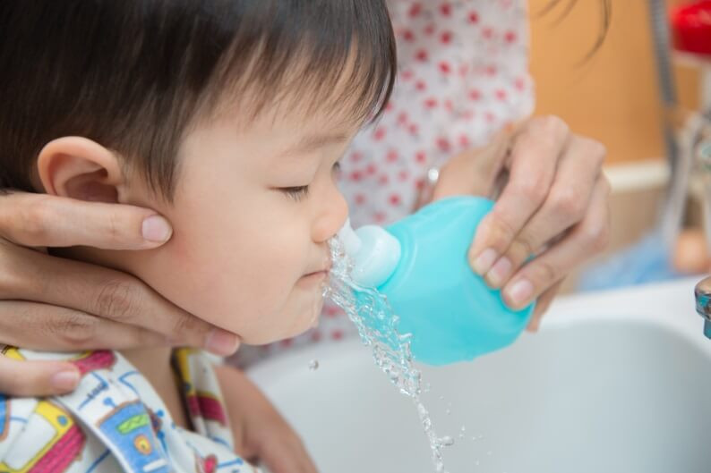 Có nên tự rửa mũi cho trẻ tại nhà hay không?