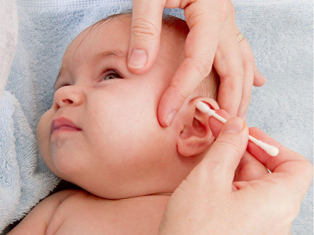 Bố mẹ không dùng tăm bông vệ sinh tai cho trẻ